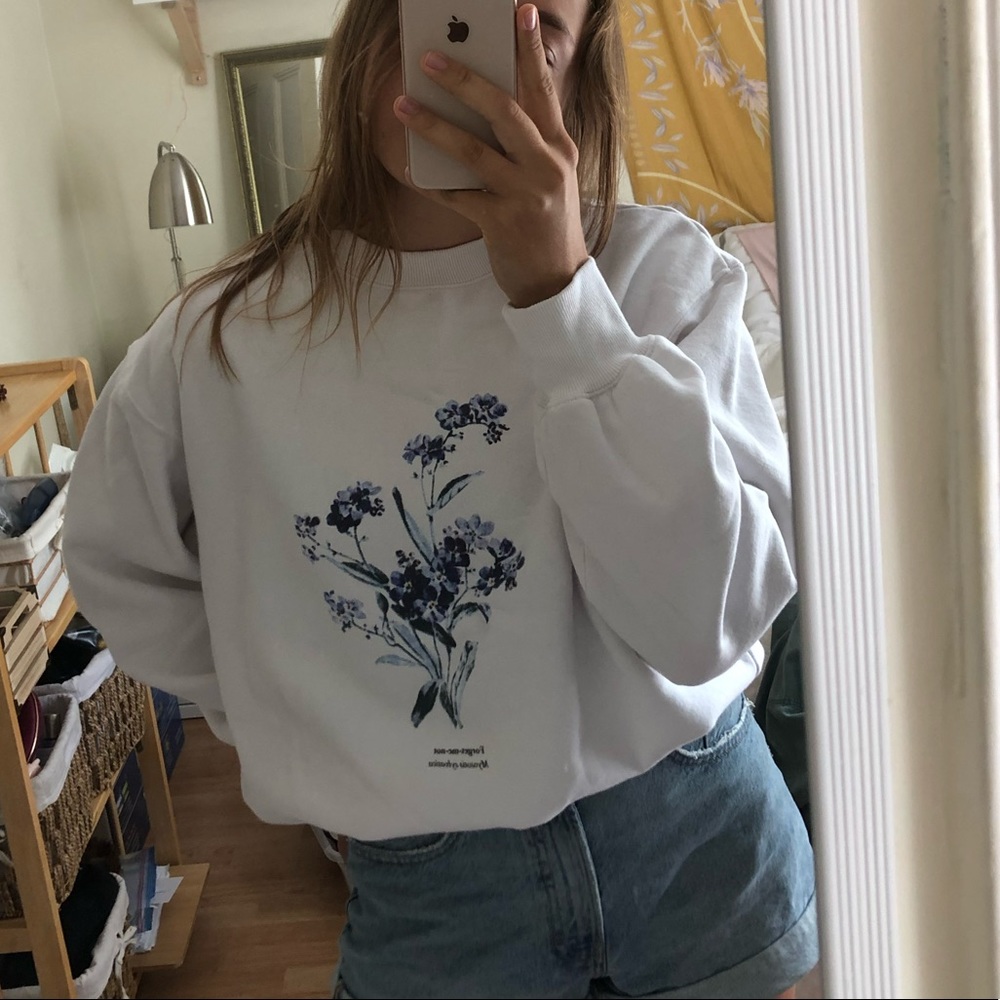 ‼️SOLD‼️ White Floral Crewneck